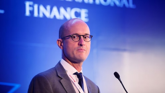 Brooks advierte sobre el impacto de la política cambiaria en la economía argentina