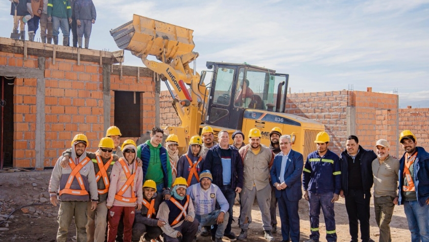 Raúl supervisó la reactivación de la obra de viviendas en el Loteo Fernández