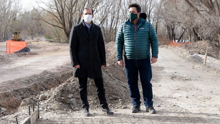 Gutiérrez y Gaido recorrieron las obras del Paseo del Limay