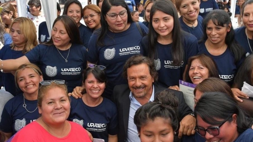 Egresaron las primeras 218 “Constructoras” de Salta: Sáenz entregó los certificados