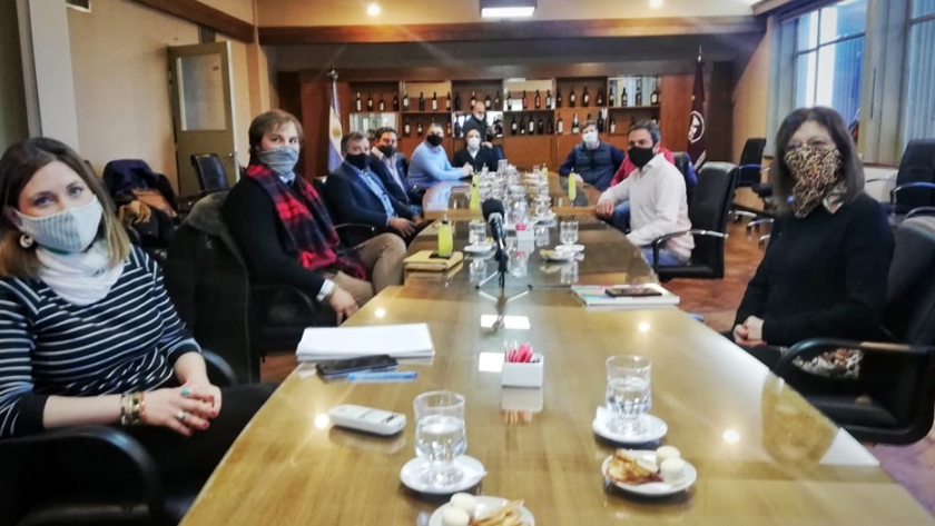 Hinojosa recibió a representantes de la industria