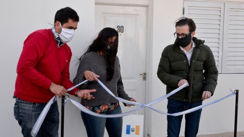 Simone visitó Carmen de Areco y participó de un acto de entrega de viviendas junto al intendente Villagrán