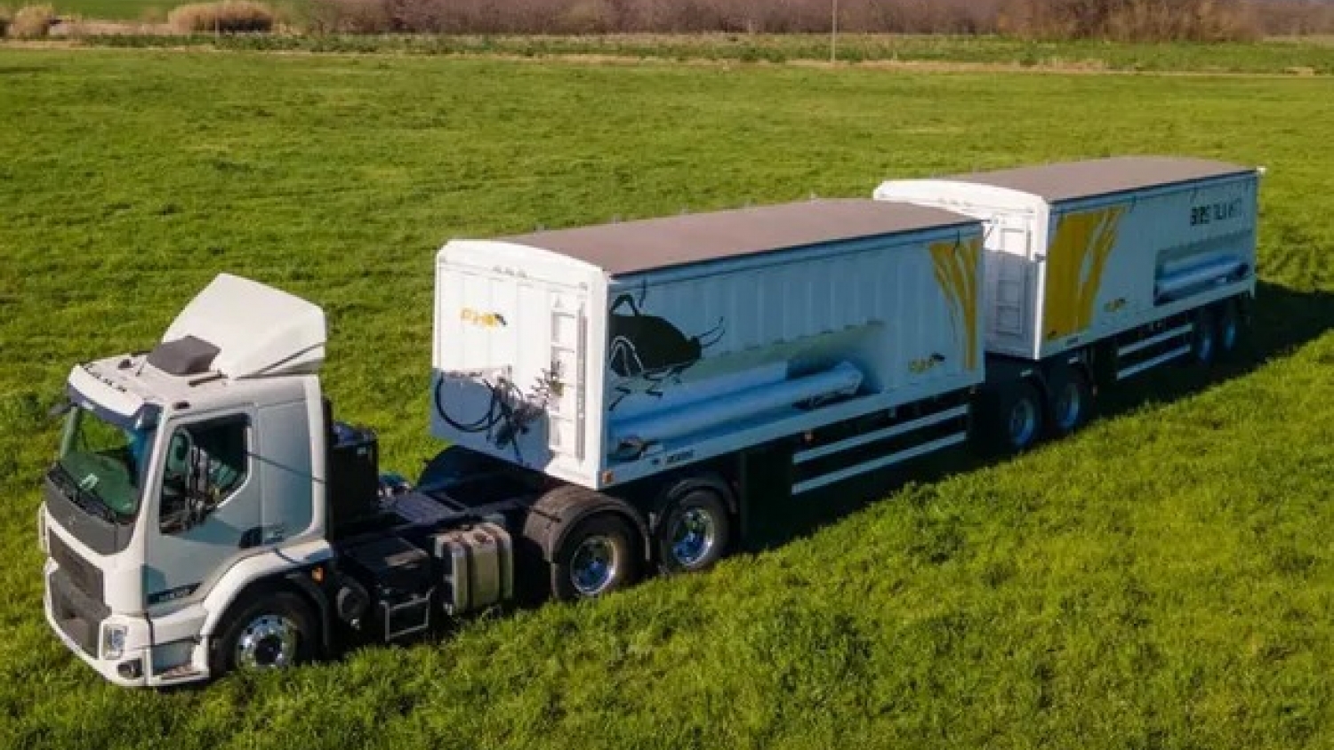 Bitren agrícola: cuatro cisternas para transportar distintos insumos