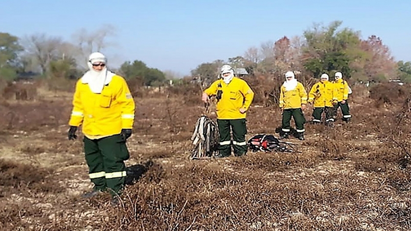 Brigadistas entrerrianos combaten incendios cercanos a viviendas rurales en el Delta