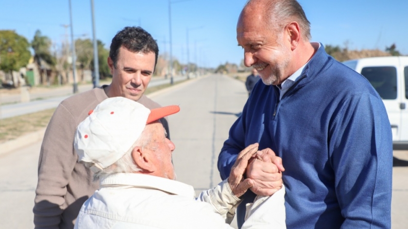 Perotti recorrió las obras del camino viejo a esperanza en la ciudad de Santa Fe