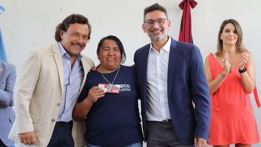 El gobernador Sáenz entregó a 218 constructoras vales para comprar sus herramientas