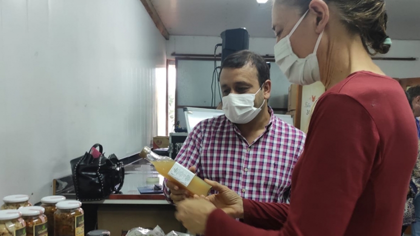 Herrera Ahuad entregó subsidios a cooperativa de productos orgánicos en Puerto Rico