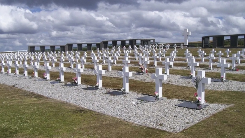 Emotivo homenaje en el Cementerio de Darwin a los 649 héroes de Malvinas