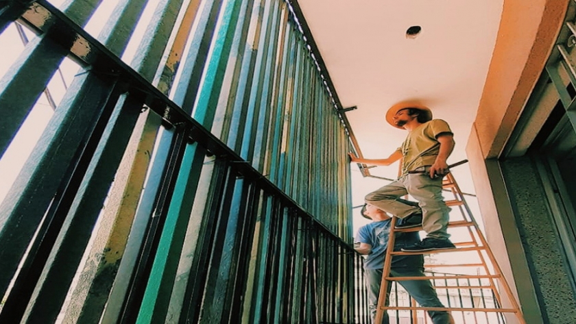 Río Cuarto: con residuos plásticos reciclados, jóvenes fabrican muebles ecológicos