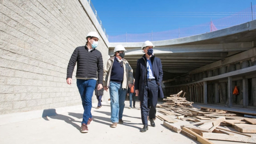 Meoni recorrió el avance de obra de un paso bajo nivel en La Plata