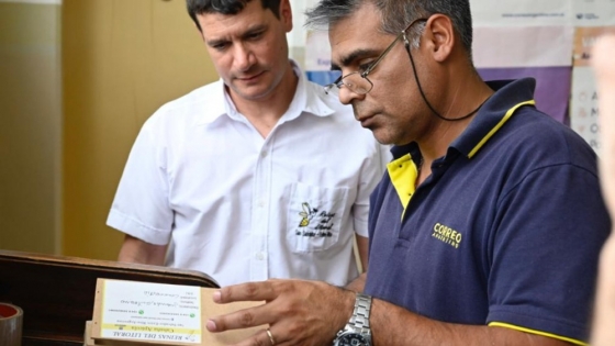 <Convenio con el Correo Argentino para traslado de abejas reina desde cabañas habilitadas