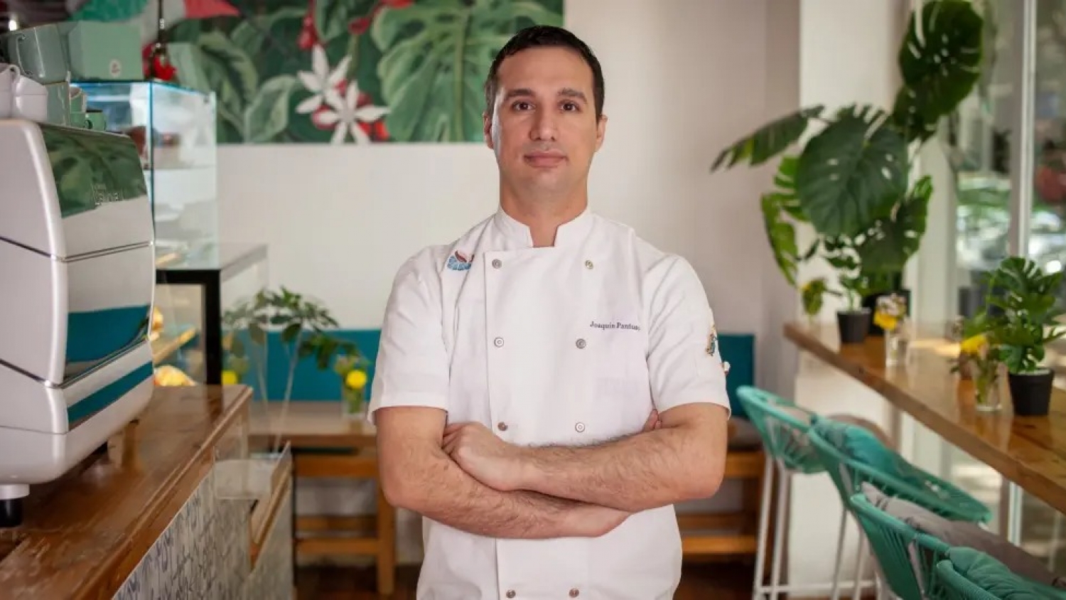De mozo a pastelero estrella: la historia del emprendedor que transformó una cafetería en un fenómeno gastronómico