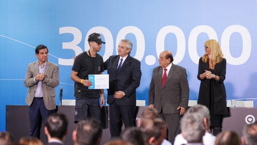 El Presidente entregó la pensión por discapacidad número 300.000 desde el inicio de la gestión