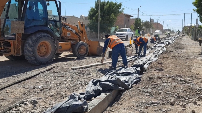 El gobierno provincial avanza con obras de cordones cuneta en barrios de Trelew