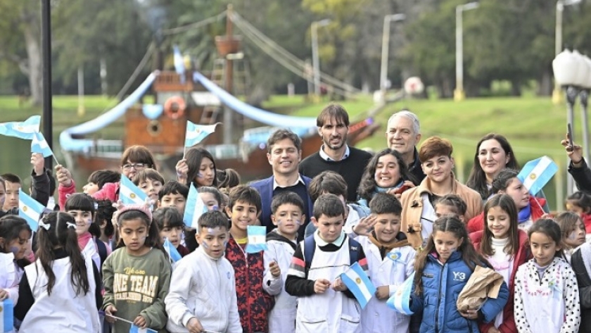 Kicillof encabezó la ceremonia de promesa a la bandera nacional de estudiantes bonaerenses