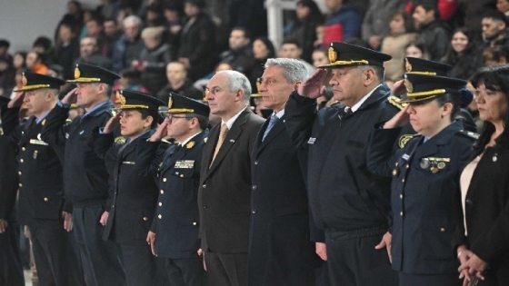 <En el Día de la Bandera, Arcioni tomó juramento a 131 futuros agentes y oficiales de la Policía del Chubut