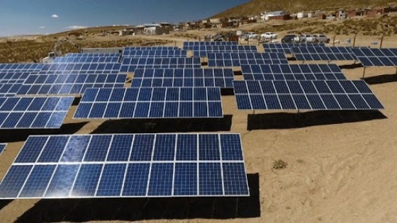 Panorama de Argentina: línea de transmisión y parque solar en Neuquén, generación en Tierra del Fuego