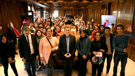El gobernador Zamora recibió la visita de estudiantes de Alberdi y Belgrano