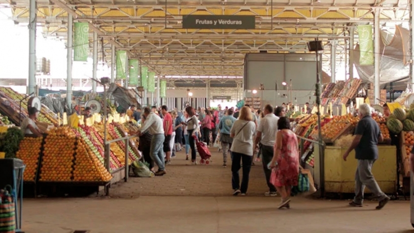 Por qué cuesta la mitad comprar alimentos en el Mercado Central