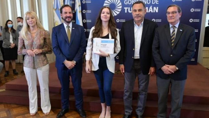 Entregan certificados y beneficios económicos a 370 jóvenes formados en programación