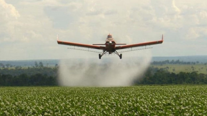 El Gobierno extiende la suspensión de la ley que permite fumigar con agrotóxicos