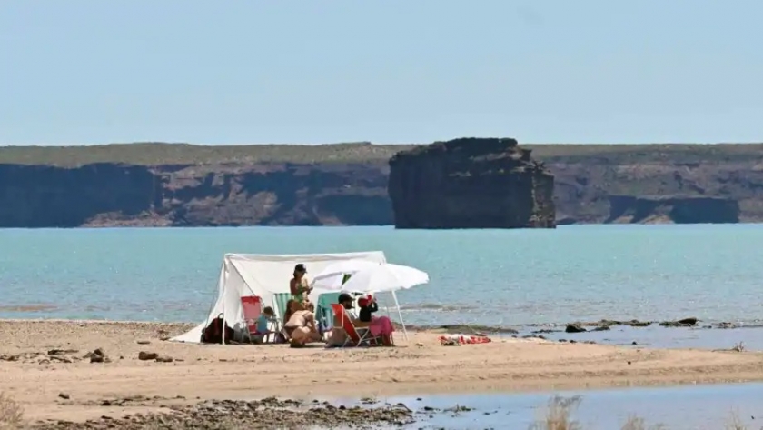Un finde en el paraíso, Pueblo Blanco, la playa cercana a El Chocón