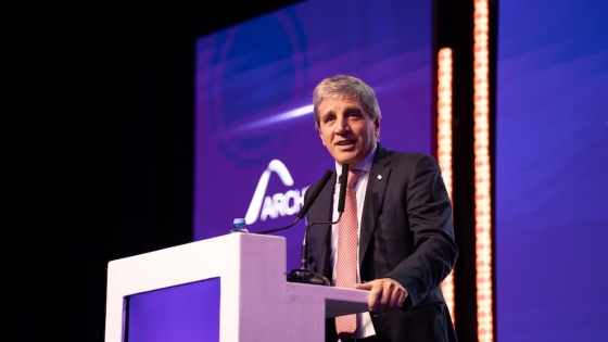 Caputo prepara un plan para impulsar inversiones en infraestructura