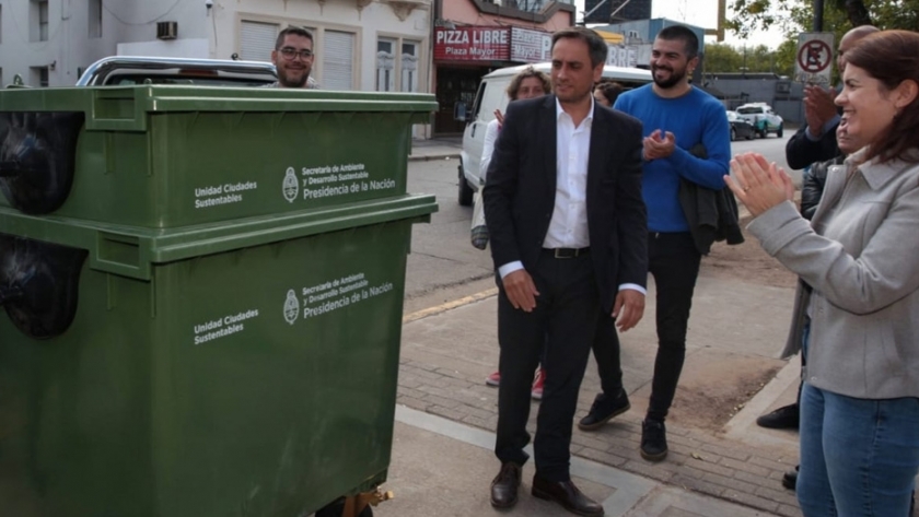 El Ministerio de Ambiente entregó palas cargadoras y contenedores en Moreno