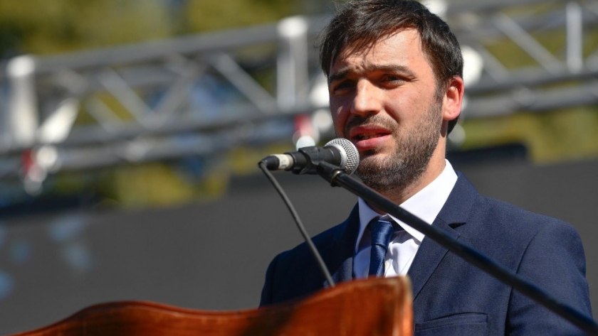 Chubut refuerza el combate contra los incendios con la incorporación del avión hidrante más grande de la región