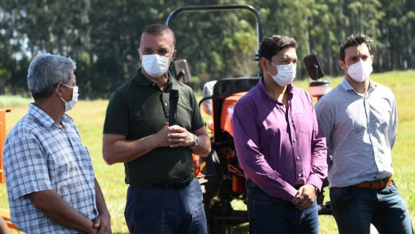 Entregaron dos tractores a productores de Itacaruaré