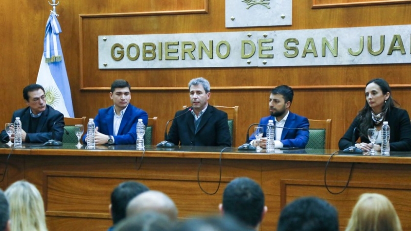 El gobernador Uñac entregó movilidades para fortalecer los controles de flora y fauna