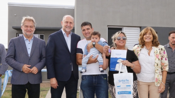 Perotti entregó 64 viviendas en Venado Tuerto: “Deseo que puedan aquí realizar sus sueños”
