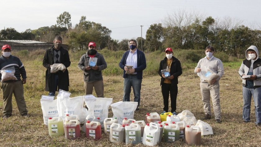 El Secretario de Agricultura Familiar entregó semillas y bioinsumos a productores florícolas de Florencio Varela