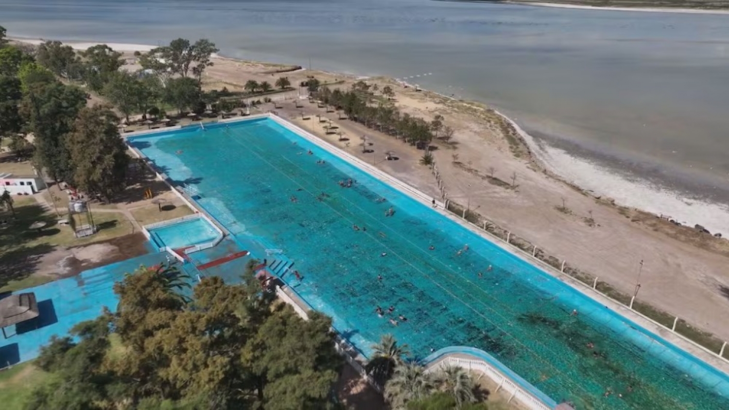 Teodelina, la escapada con la pileta más grande del país para Carnaval