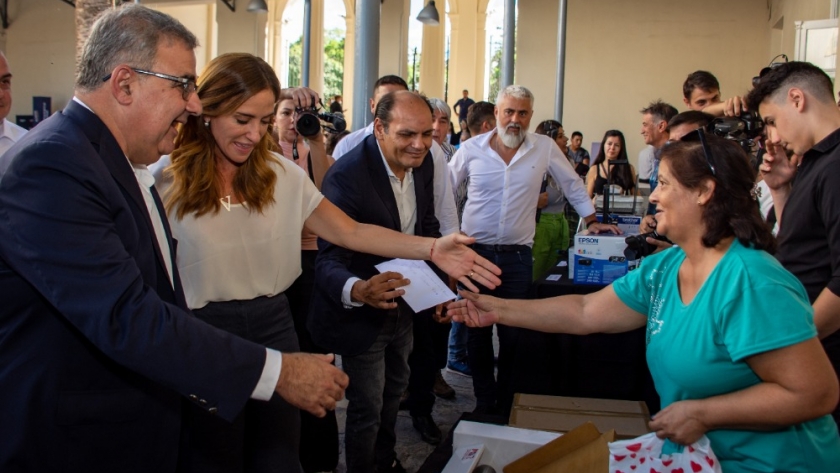 La ministra Tolosa Paz entregó herramientas a emprendedores y firmó convenios