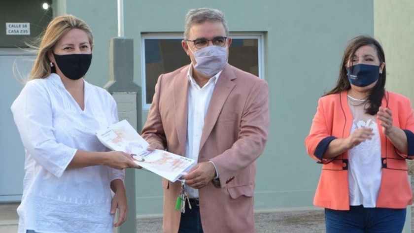 Raúl entregó 50 nuevas viviendas en Valle Chico