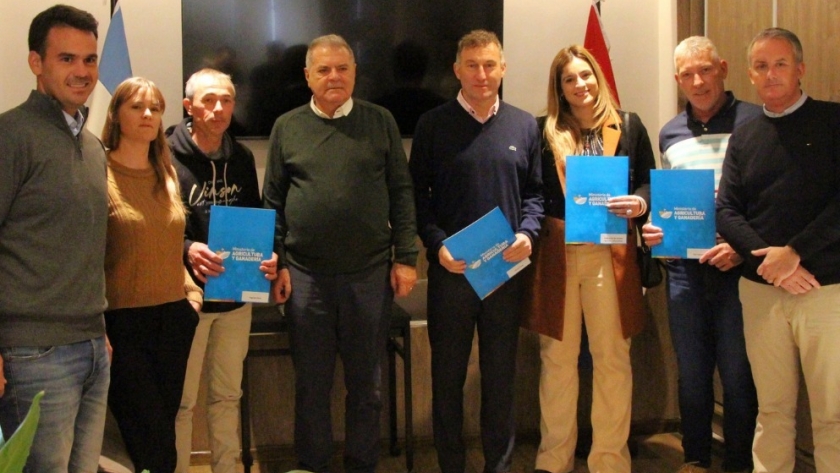 Busso entregó créditos a productores apícolas y ganaderos