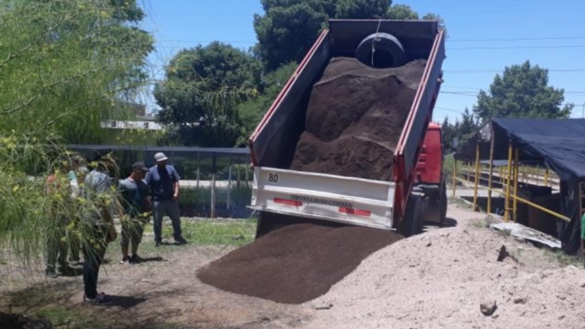 El Gobierno compró 18 metros cúbicos de humus para para viveros del Gran Mendoza