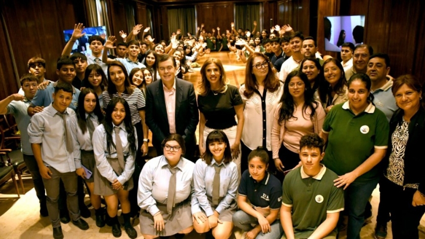 Alumnos de Capital y Avellaneda fueron recibidos por el gobernador y la senadora Claudia de Zamora