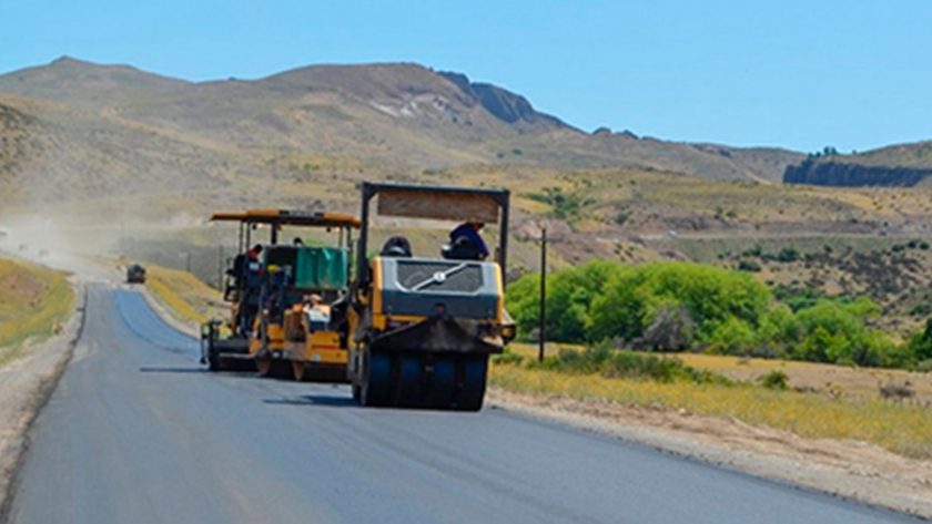 Avanza a buen ritmo la pavimentación sobre la ruta provincial N°23