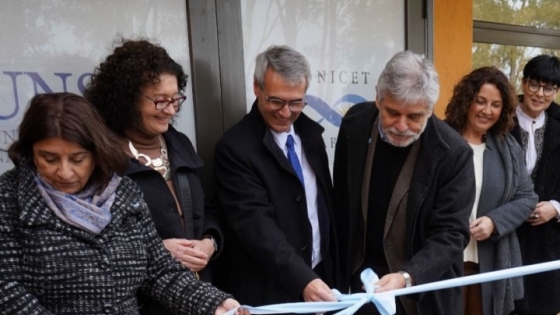 Filmus inauguró un espacio de investigación en Bahía Blanca y firmó un convenio para la construcción de nuevas obras