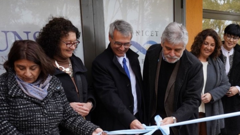 Filmus inauguró un espacio de investigación en Bahía Blanca y firmó un convenio para la construcción de nuevas obras