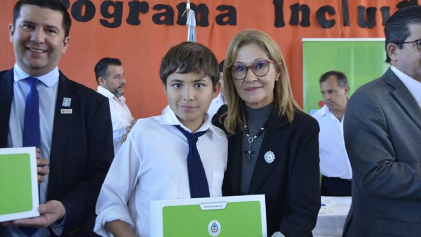 Entrega de notebooks a estudiantes de Monte Caseros, Juan Pujol y Colonia Libertad
