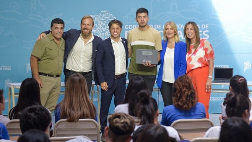 Kicillof entregó 393 computadoras a estudiantes de la Escuela Secundaria N°2 de Ezeiza