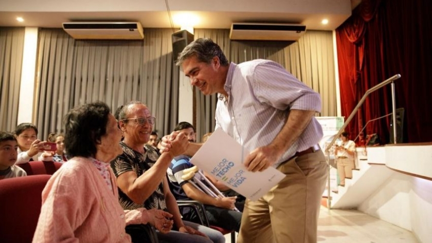 Mejor techo, mejor vida: el gobierno ya entregó 700 tarjetas a familias vulnerables para mejorar sus viviendas