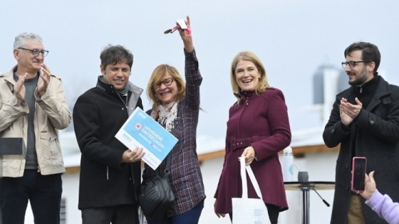 Kicillof entregó 54 viviendas a familias de Villa Gesell
