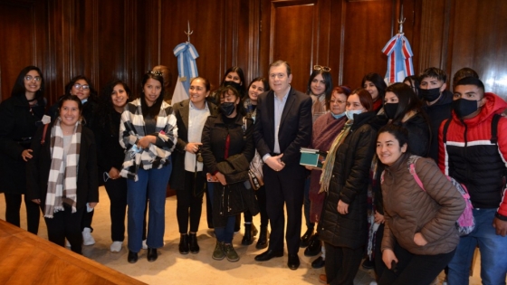 <Zamora recibió a alumnos del interior en Casa de Gobierno