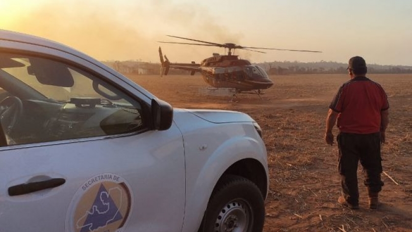 Con el apoyo de helicópteros hidrantes se continúa con el operativo de sofocación en incendios forestales del norte provincial