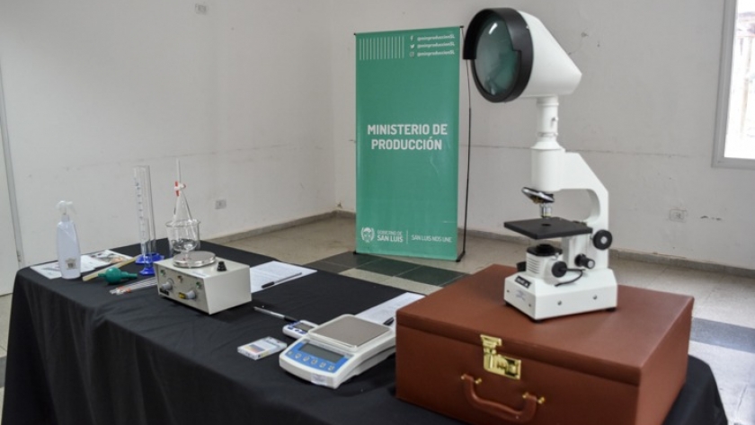 El Gobierno provincial entregó instrumental al municipio de La Toma para la realización de diagnósticos de triquinosis