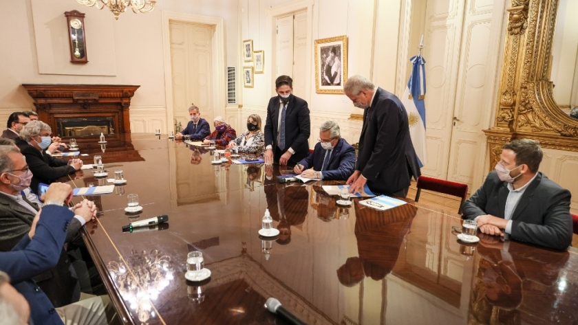 El Gobierno acordó un 35% de aumento con gremios docentes y no docentes universitarios